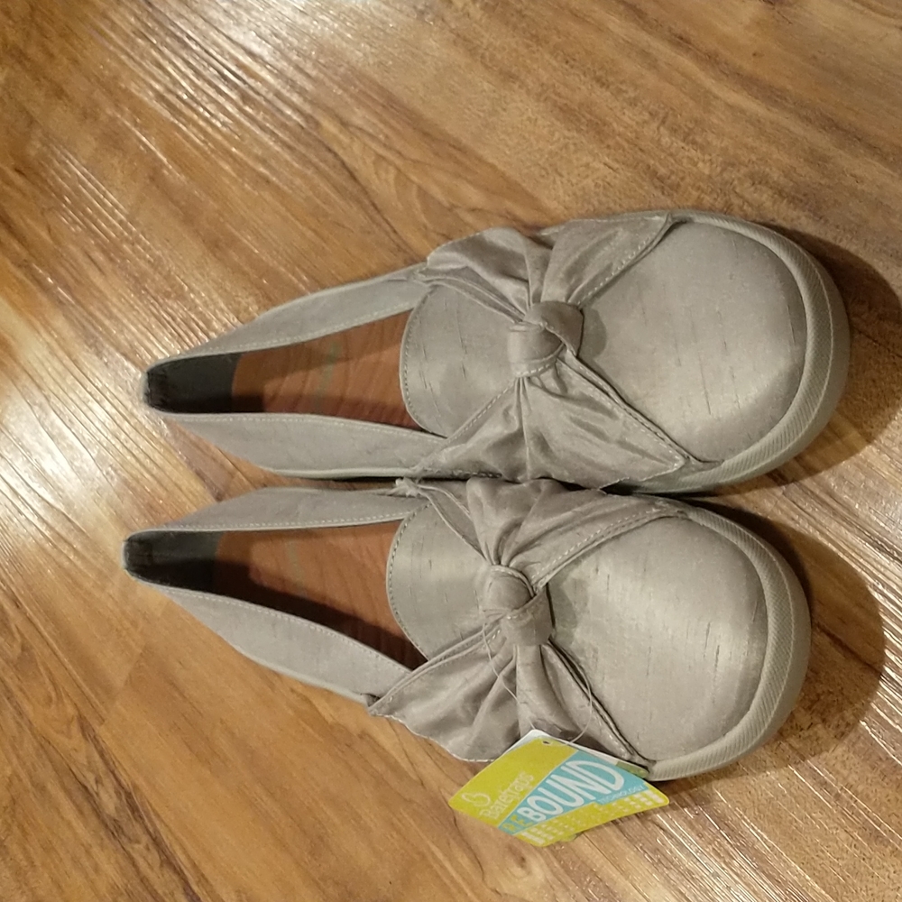 NWT bare traps flats